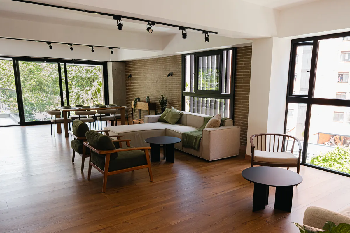 Living and dining room of the 150 m² apartment, with windows onto the park