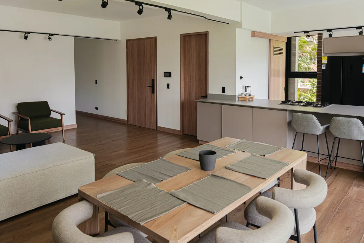 Dining and living room of the 138 m² apartment