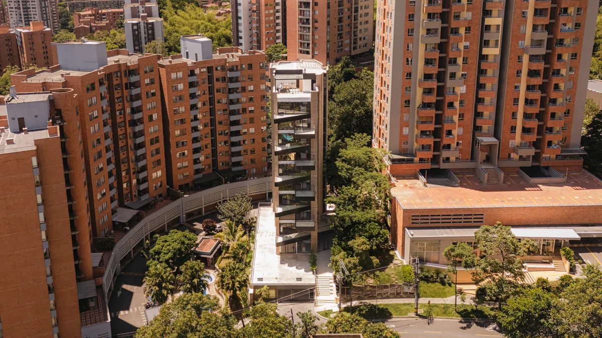 Vista aérea de Castropol, El Poblado, con el edificio de Altitud entre los árboles