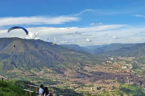 Parapente en vuelo sobre el valle de Aburrá